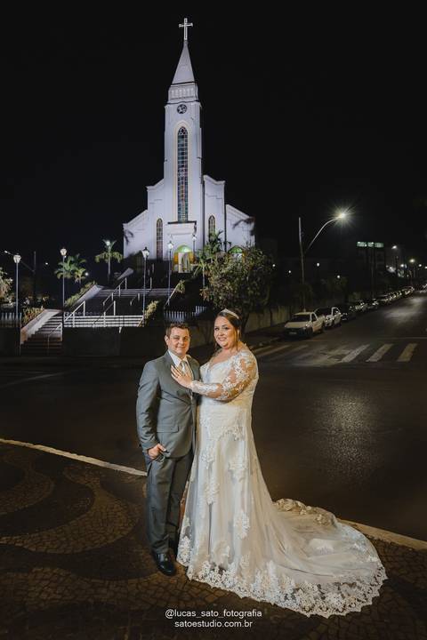 Fotografia do casal em frente a Igreja Matriz de São Gotardo-MG. Foto feita pelo fotógrafo profissional Lucas Sato-Fotografia.'
