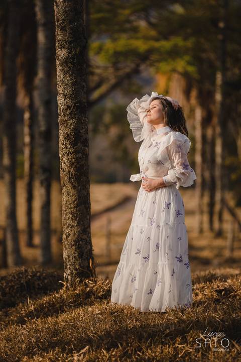 Ensaio de casal com vestido branco combinando e contrastando com a paisagem do cerrado mineiro em São Gotardo-MG.'
