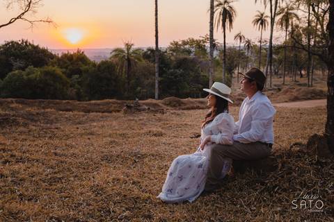 Ensaio de casal no fim da tarde com um pôr do sol maravilhoso na região de São Gotardo-MG.'