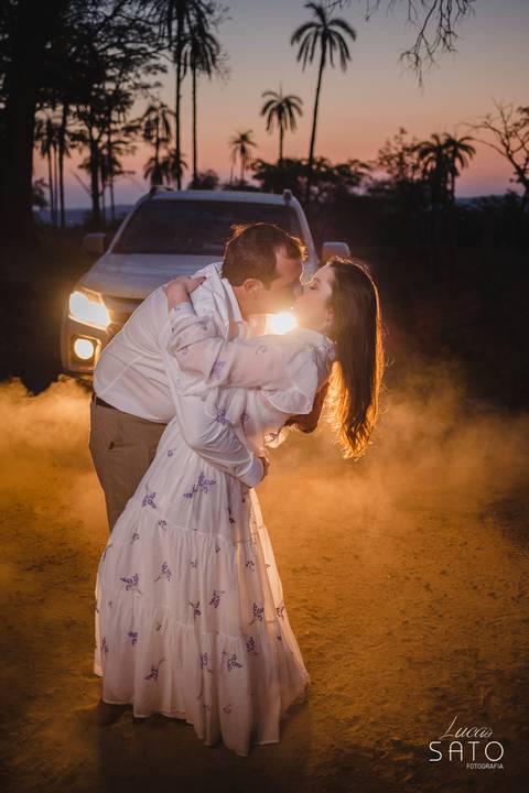 Foto de casal com luz e poeira durante o pre wedding realizado em São Gotardo pelo fotógrafo profissional Lucas Sato.'