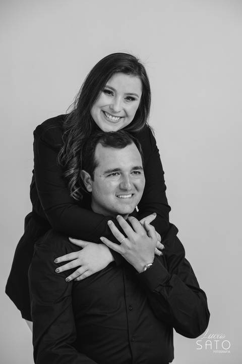 Foto de casal preto e branco realizado no Estúdio Fotográfico Lucas Sato-Fotografia em São Gotardo-MG.'