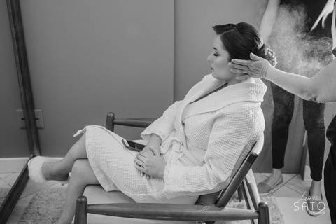 Porque fotografar a produção da noiva? São horas e horas de produção da noiva se produzindo, e fotografar os detalhes desse dia é super importante e vai enriquecer o álbum de casamento dos noivos.'