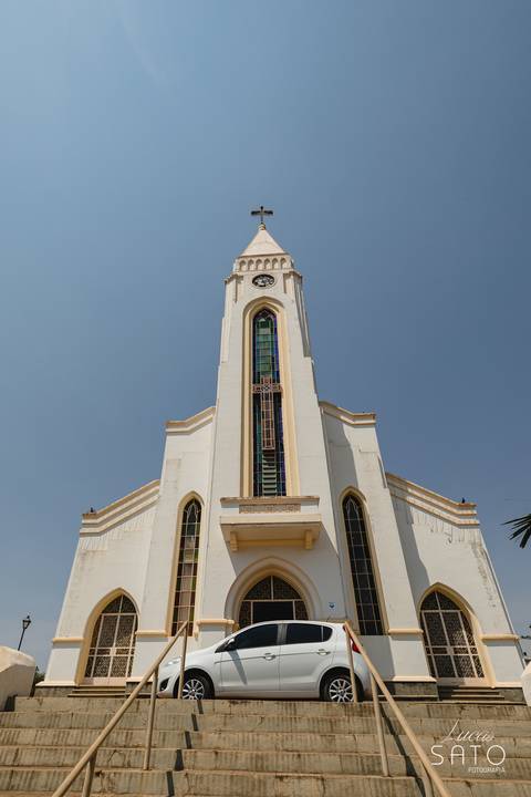 Frente da Igreja Matriz em São Gotardo com o pai e a noiva.'