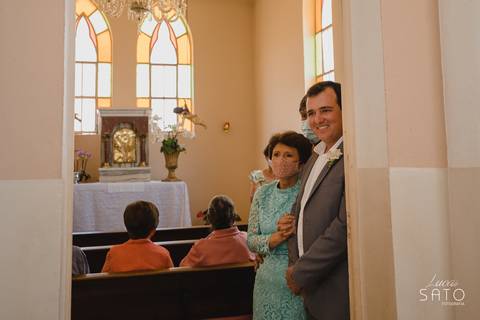 Aquele olhar do noivo para a noiva na entrada da Igreja.'