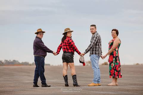 Ensaio de família realizado em São Gotardo-MG. Sou fotógrafo de ensaios de família e atendo as cidades de Rio Paranaíba, Matutina, São Gotardo, Tiros e Carmo do Paranaíba.'