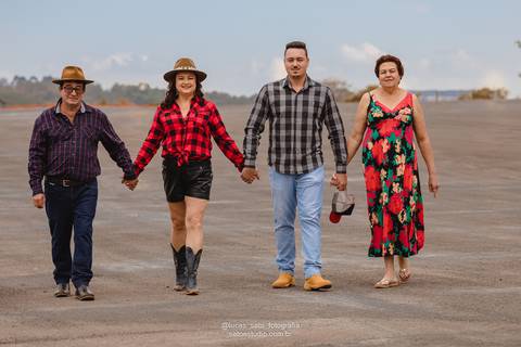 Ensaio fotográfico de família realizado em fazenda na região de São Gotardo-MG.'