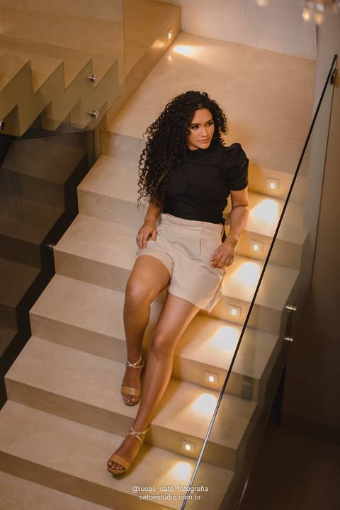 Book ou ensaio realizado em residência. Foto na escada com leds.'