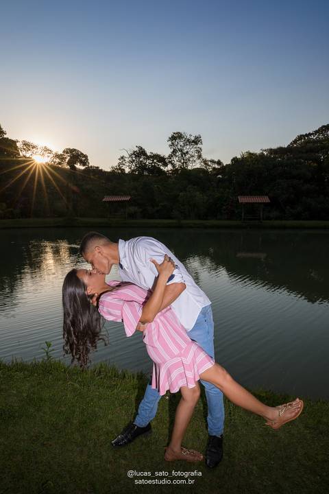 Ensaio de casal realizado na Pousada Brasileiro localizada no município de Rio Paranaíba pelo fotografo profissional Lucas Sato.'