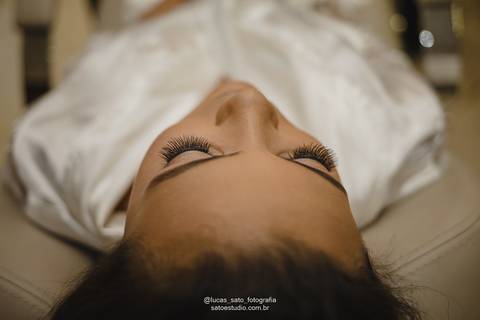 A importância da produção da noiva no dia do casamento.
São horas e horas se produzindo para a noiva ficar linda e maravilhosa para o grande dia dela, o casamento. O vestido, maquiagem, acessórios e o buquê precisam estar em harmonia, tudo combinando.'