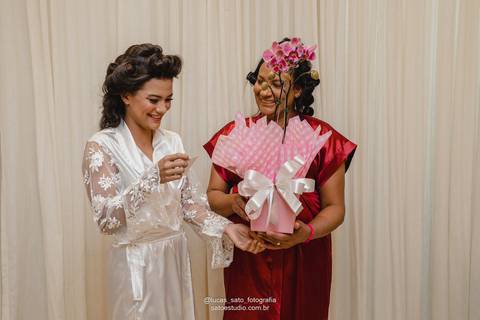 Momento importante da noiva recebendo flores do noivo durante o making of da noiva realizado na Salão da Zezinha em São Gotardo-MG.'