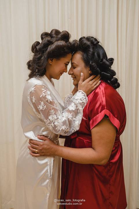 Foto da noiva e mãe durante o making off da noiva realizado no salão de beleza da Zezinha em São Gotardo-MG.'