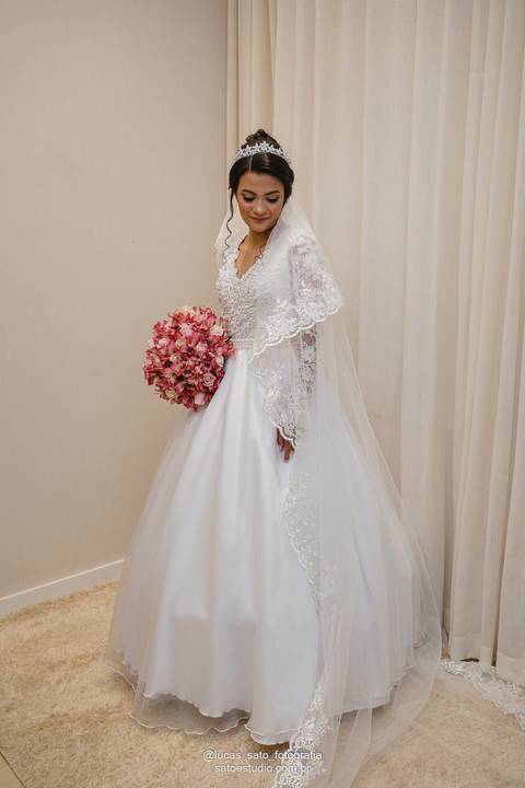 Vestido de noiva tradicional branco.'