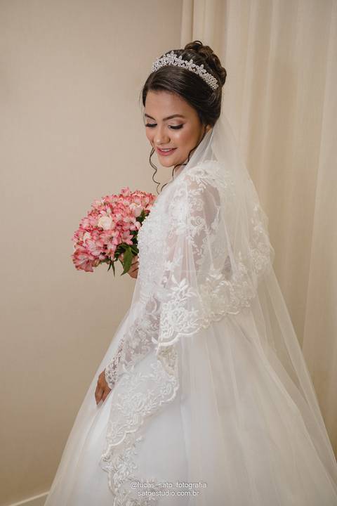 Vestido de noiva para casamentos em 2022 da Loja Modernas Noivas localizado no  município de São Gotardo.'