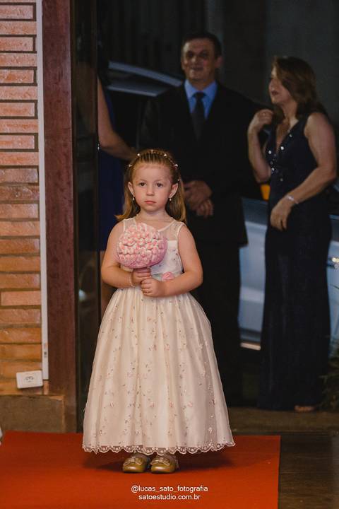 Vestido para daminha ou pajem para casamentos íntimos na região de São Gotardo e Matutina.'