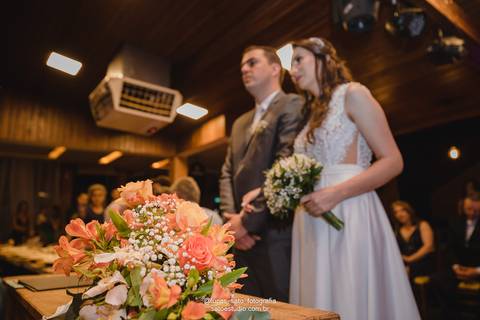 Como fazer o buquê de flores do seu casamento? O ideal é combinar as cores e tipos de flores conforme a decoração da recepção ou da cerimônia religiosa.'