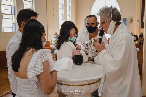 Vestido branco para batizado realizado no Santuário de Guarda dos Ferreiros-MG.'