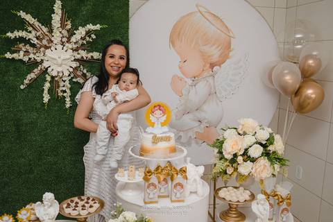 Vestido branco para usar em batizados.'