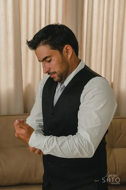 Produção do Noivo ou Making of do Noivo realizado em residência pelo fotógrafo profissional Lucas Sato-Fotografia de São Gotardo-MG'