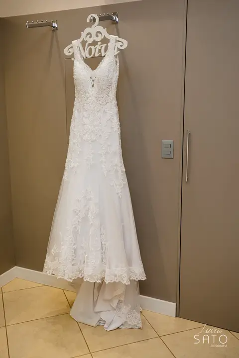 Vestido de noiva personalizado pela loja especializada em vestidos e ternos a @enlacemaison da cidade de Carmo do Paranaíba.'