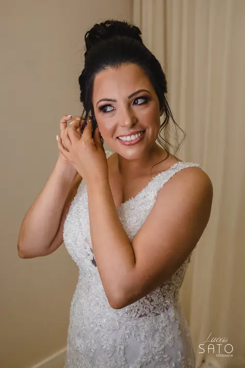 Maquiagem para o dia do casamento realizado pelo Salão da Zezinha, localizado no município de São Gotardo-MG'