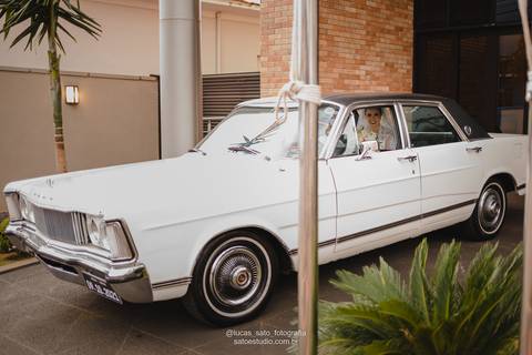 Carro de aluguel para noivas. Jápensou em chegar na Igreja num carro antigo como o Ford Galaxie?'