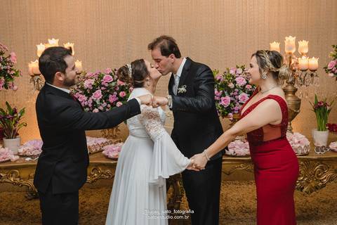 Foto que não pode faltar no seu casamento. Fotos dos noivos e os padrinhos queridos durante a recepção de casamento em São Gotardo-MG.'