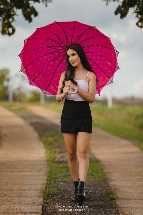 Ensaio 15 anos diferente com guarda chuva colorido realizado pelas lentes do fotógrafo profissional Lucas Sato-Fotografia de São Gotardo-MG.'