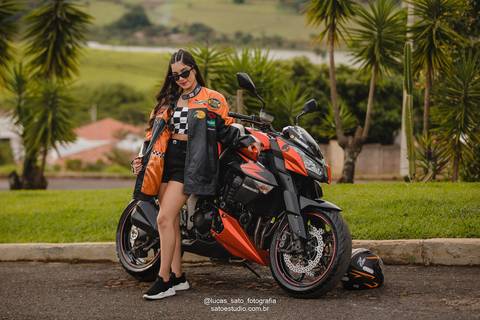 Ensaio 15 anos com moto de corrida. Look de ensaio de 15 anos combinando com a cor da moto.'