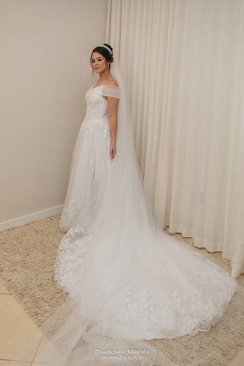 Vestido de noiva durante a sua produção no Salão da Zezinha em São Gotardo-MG.'