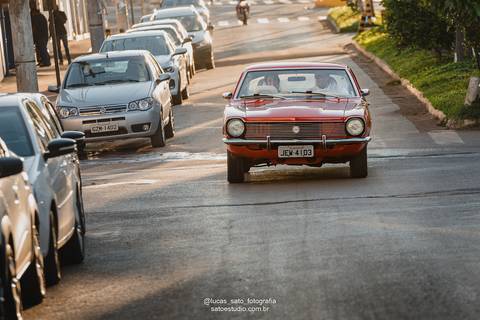 Chegada noiva no Marerick vermelho do pai na Igreja Nossa Senhora de Fátima em São Gotardo-MG.'