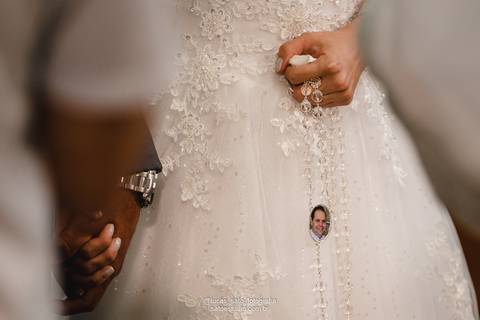 Homenagem da noiva ao pai com a foto no terço na Igreja de Nossa Senhora de Fátima.'