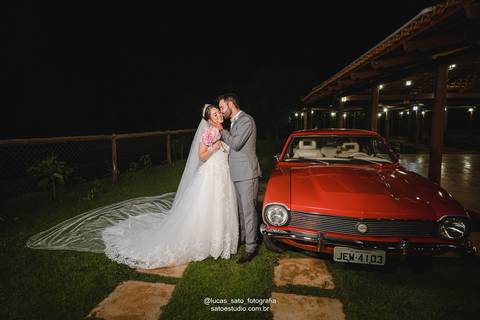Foto de casal com o carro maverick vermelho no Sítio águas de Março em São Gotardo-MG.'