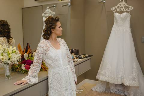 Vestido de noiva branco no salão de beleza da Zezinha em São Gotardo-MG.'