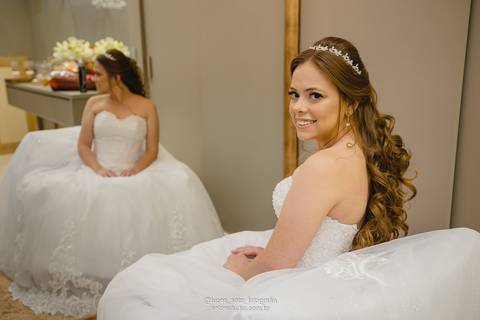 Vestido branco e tiara prata para noiva no dia do casamento em São Gotardo-MG. Fotógrafo profissional de casamento da cidade de São Gotardo-MG.'