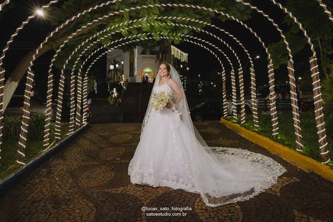 Vestido de noiva branco para casamentos realizado na cidade de São Gotardo-MG.'