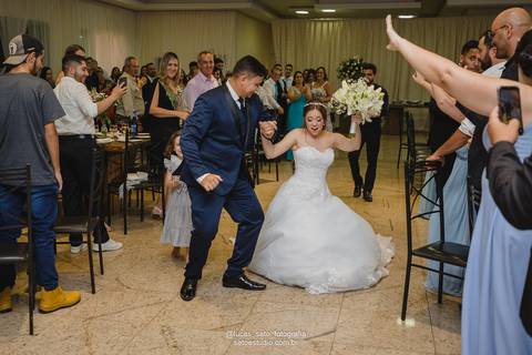 Entrada de noivos na recepção de casamento em São Gotardo-MG.'