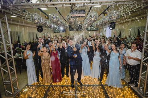 Brinde dos noivos na recepção de casamento em São Gotardo-MG.'