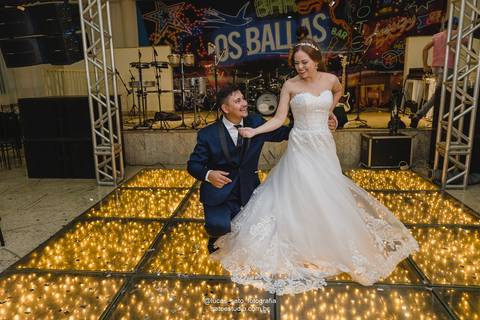 Dança dos noivos durante recepção de casamento em São Gotardo-MG.'