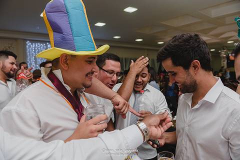 Momento da gravata durante a festa de casamento realizado no salão Rotary de São Gotardo-MG.'