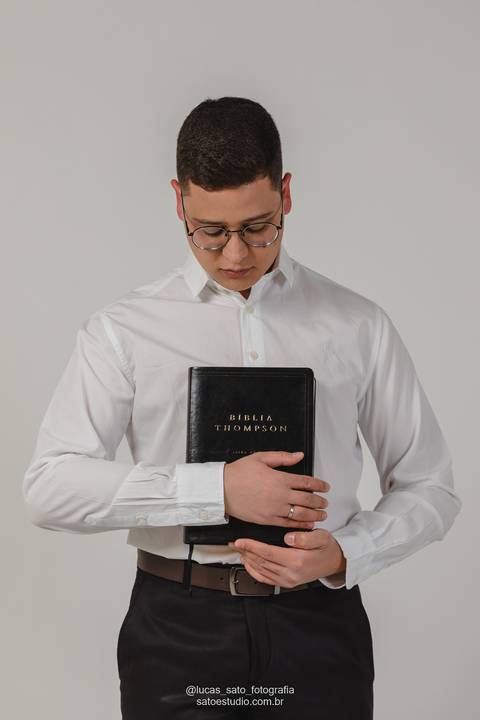 Ensaio no estúdio com a Bíblia Sagrada. Jesus é o meu Senhor!'