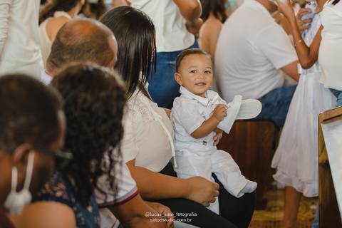 Fotógrafo de batismo realizado na Igreja Matriz de São Gotardo-MG.'