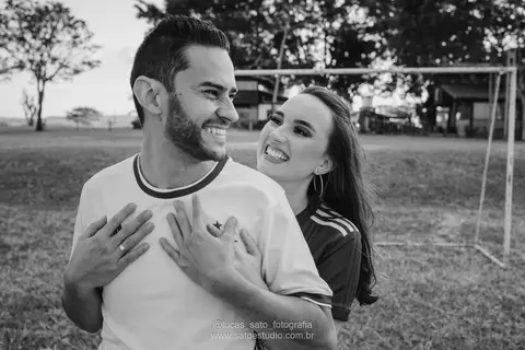 Foto espontânea durante Ensaio de Casal na Capela Santo Antônio em Arapuá-MG.'