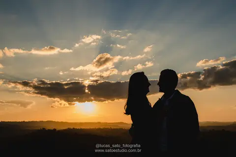 Foto de casal no pôr do sol em Arapuá-MG'