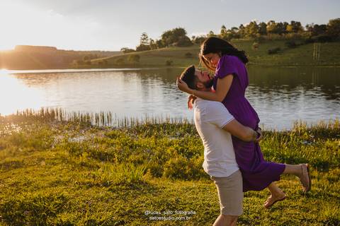 Ensaio de casal no balneário do município de São Gotardo-MG. Ensaio natural e no pôr do sol mais bonito da região de São Gotardo-MG.'
