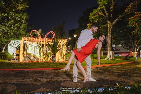 Ensaio noturno realizado na cidade de São Gotardo-MG pelo fotógrafo profissional Lucas Sato.
Pre wedding noturno com as luzes de natal na praça São Sebastião em São Gotardo-MG.'