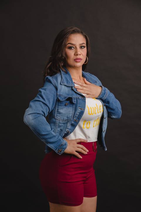Retrato feminino em estúdio fotográfico, São Gotardo-MG.'