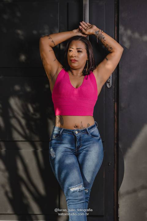 Fotografia strobist realizado na cidade de São Gotardo pelo fotógrafo profissional Lucas Sato. Ensaio feminino urbano realizado na cidade de São Gotardo-MG.'