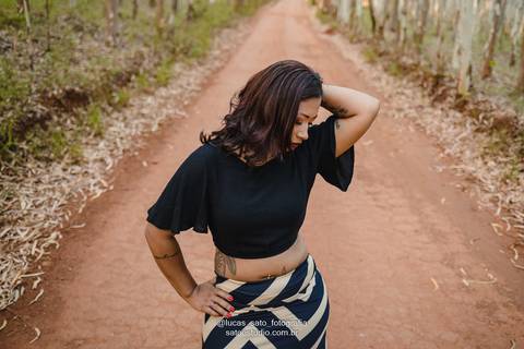 Ensaio feminino de 35 anos nos eucaliptos na região de São Gotardo. Fotógrafo de São Gotardo, Lucas Sato-Fotografia'