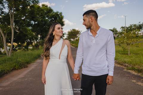 Ensaio pre wedding de casal após o casamento civil no cartório de São Gotardo-MG.'
