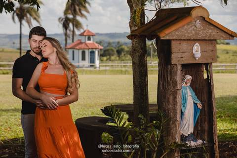 Ensaio pre weddig de casal realizado na Capela Santo Antônio em Arapuá-MG. Fotografia realizado por Lucas Sato-Fotografia de São Gotardo-MG.'